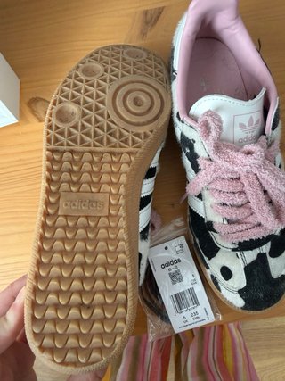 Zapatillas estampado vaca lazo rosa