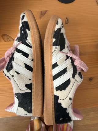 Zapatillas estampado vaca lazo rosa