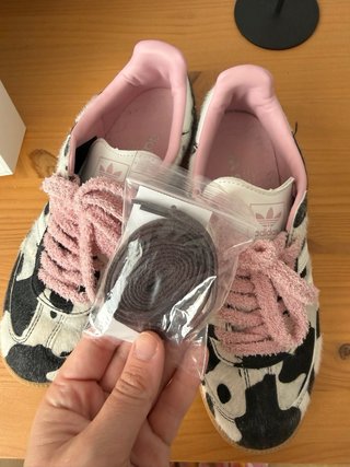 Zapatillas estampado vaca lazo rosa