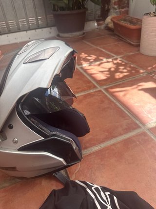 Casco de moto LS2 plateado