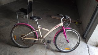 Bicicleta B'Twin niña rosa y blanca