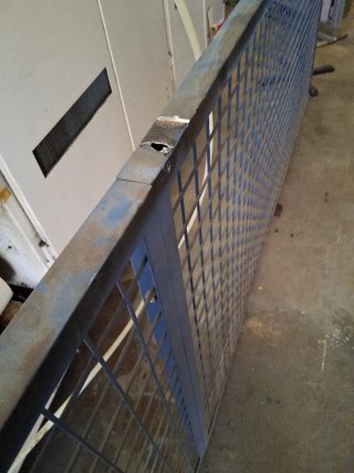 Verja metálica azul industrial