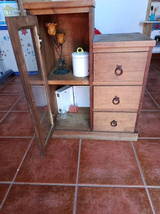 Cómoda de madera con tapa de cristal