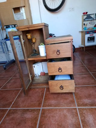 Cómoda de madera con tapa de cristal