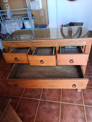 Cómoda de madera con tapa de cristal