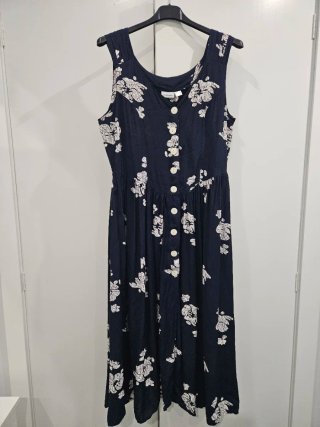 Vestido azul marino floral blanco