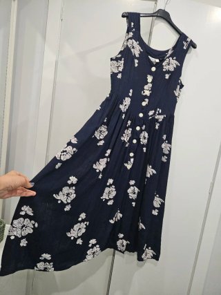 Vestido azul marino floral blanco
