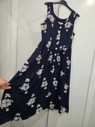 Vestido azul marino floral blanco
