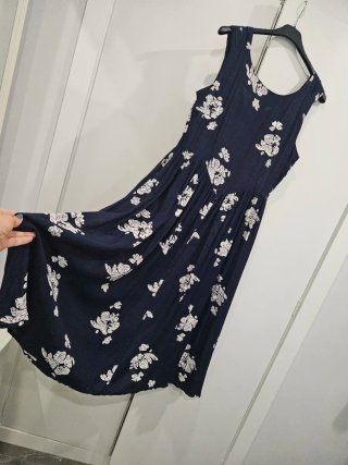Vestido azul marino floral blanco