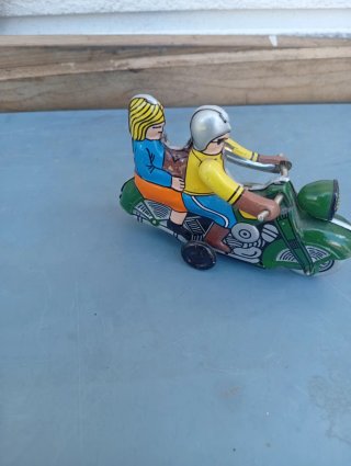 Moto de hojalata a cuerda