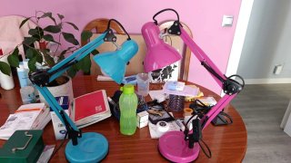 Lámparas de escritorio azul y rosa
