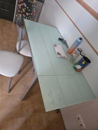Mesa cristal y 2 sillas