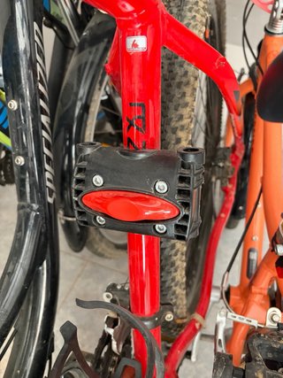 Silla porta bebé para bicicleta marca polisport.