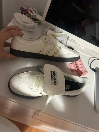 Zapatillas Adidas Blancas y Doradas