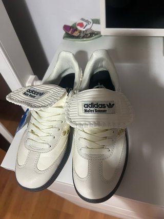 Zapatillas Adidas Blancas y Doradas