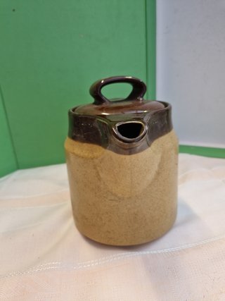 Tetera de cerámica beige y marrón