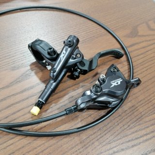 Freno delantero Shimano XT M8100