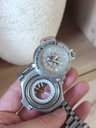 Reloj Hunting World con Brújula