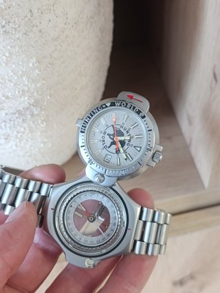 Reloj Hunting World con Brújula