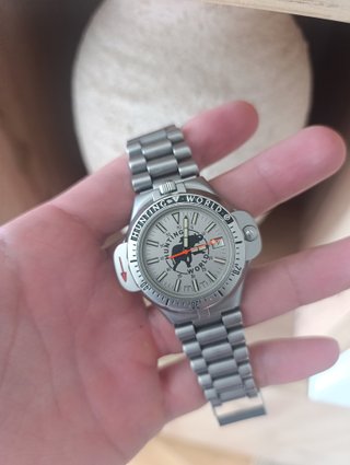 Reloj Hunting World con Brújula