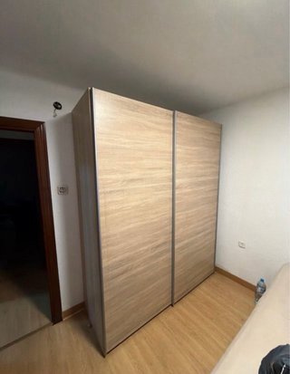 Guardaroba a porte scorrevoli in legno e metallo