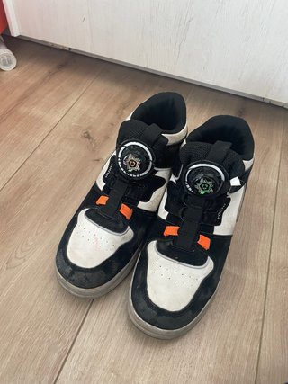 Zapatillas con ruedas negras y blancas