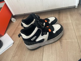 Zapatillas con ruedas negras y blancas