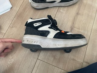 Zapatillas con ruedas negras y blancas