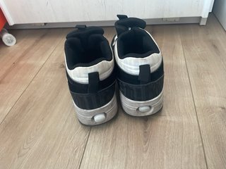 Zapatillas con ruedas negras y blancas