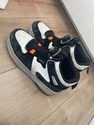 Zapatillas con ruedas negras y blancas