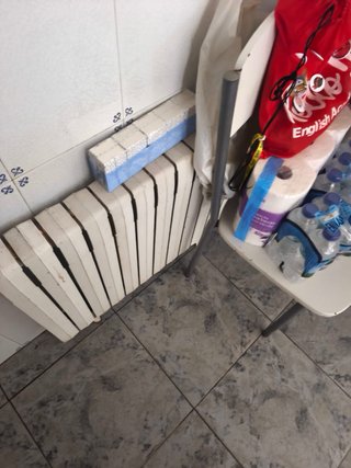 Radiatori bianchi e grigi in vendita