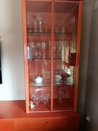 Vitrina de comedor de madera y cristal