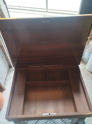 Mesa costurero o joyero de madera con musica