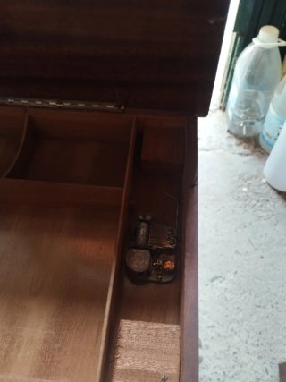 Mesa costurero o joyero de madera con musica
