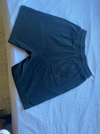 Conjunto Bershka negro camiseta y shorts