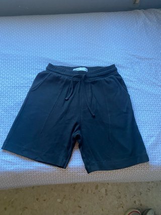 Conjunto Bershka negro camiseta y shorts