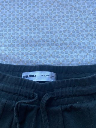 Conjunto Bershka negro camiseta y shorts