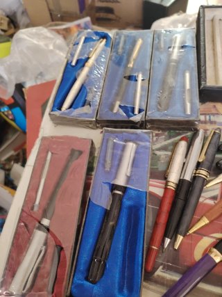 Lote de plumas y bolígrafos