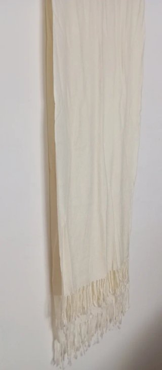 Pañuelo beige con flecos