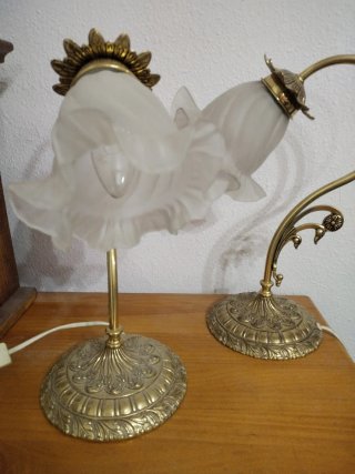 Lámpara de mesa dorada y cristal
