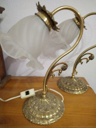 Lámpara de mesa dorada y cristal