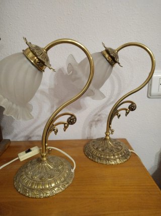 Lámpara de mesa dorada y cristal