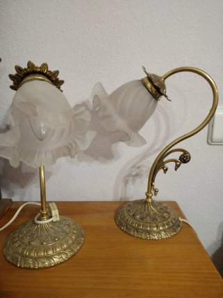 Lámpara de mesa dorada y cristal