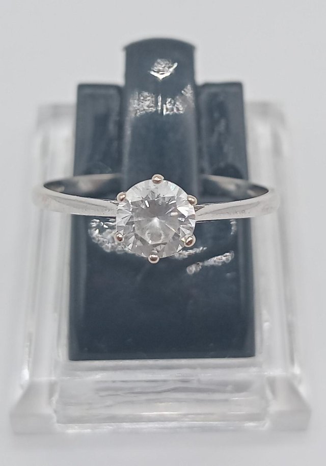 Solitario de oro blanco 18k, 1,28gr, Ref. O-418.