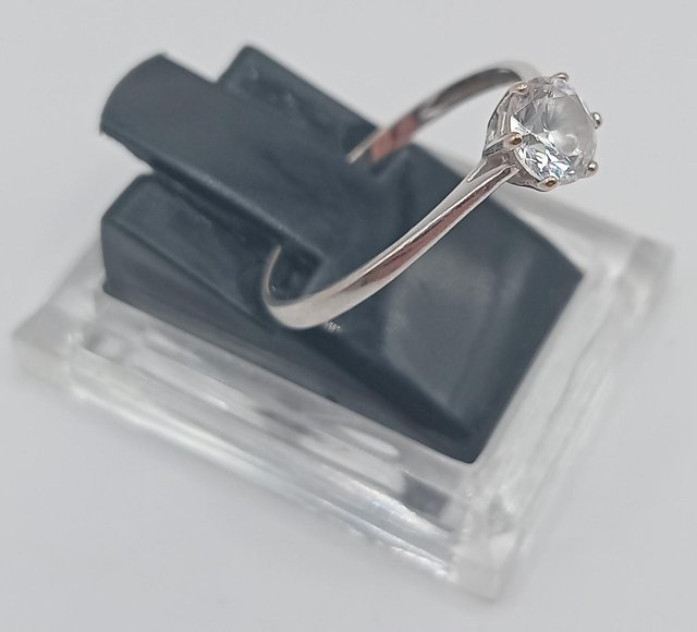 Solitario de oro blanco 18k, 1,28gr, Ref. O-418.