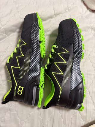 Zapatos de seguridad negros y verdes