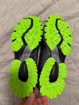 Zapatos de seguridad negros y verdes