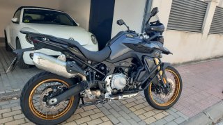 Voge 900 DSX Negra y Dorada