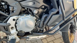 Voge 900 DSX Negra y Dorada