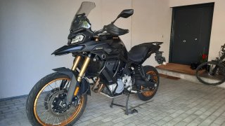 Voge 900 DSX Negra y Dorada